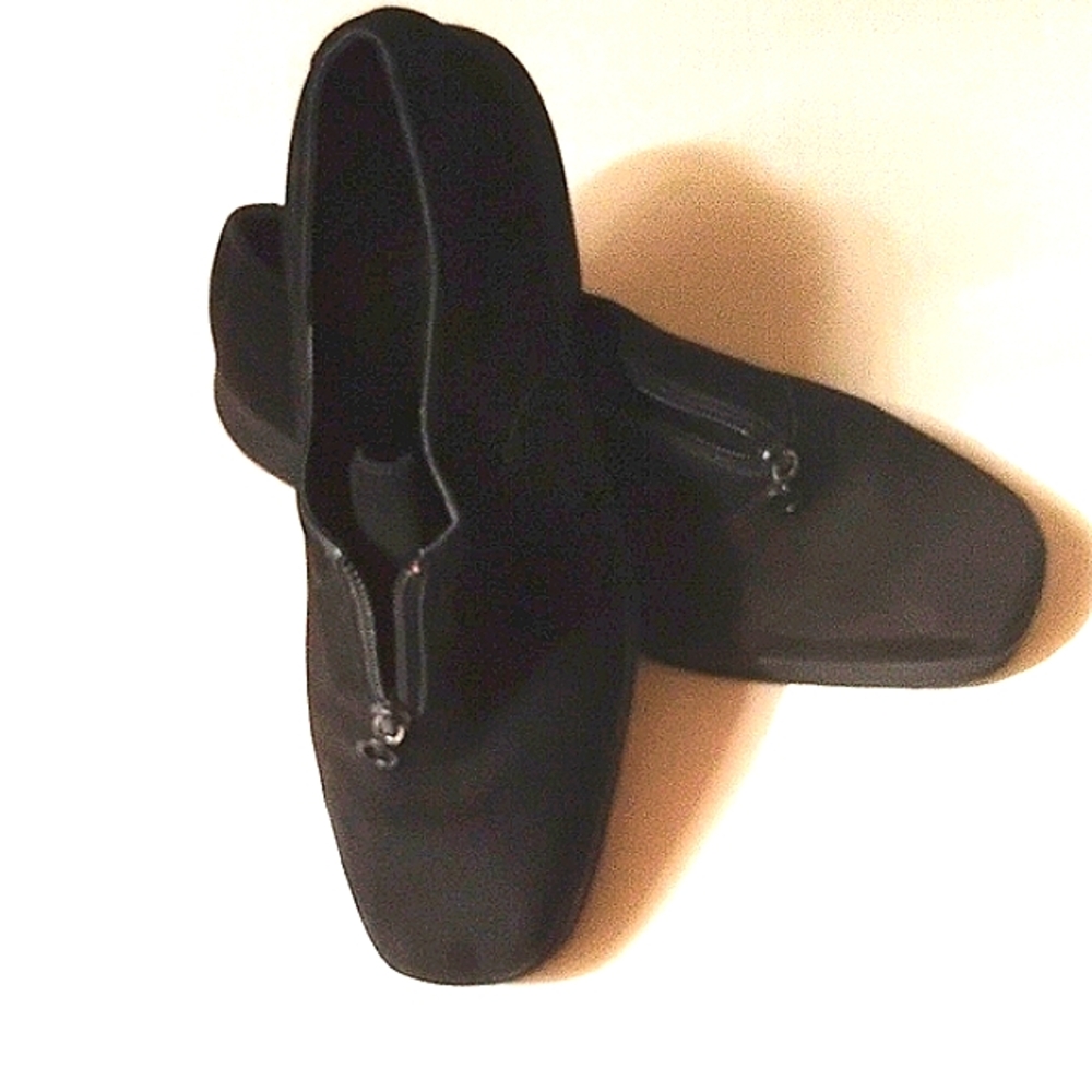 Aerosoles Women's Casual Black Suede Zipper Front,Rubber Sole Shoes. Size 9 M.